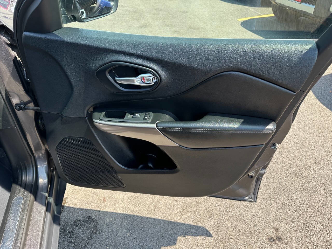 Used 2019 Jeep Cherokee Limited image 27