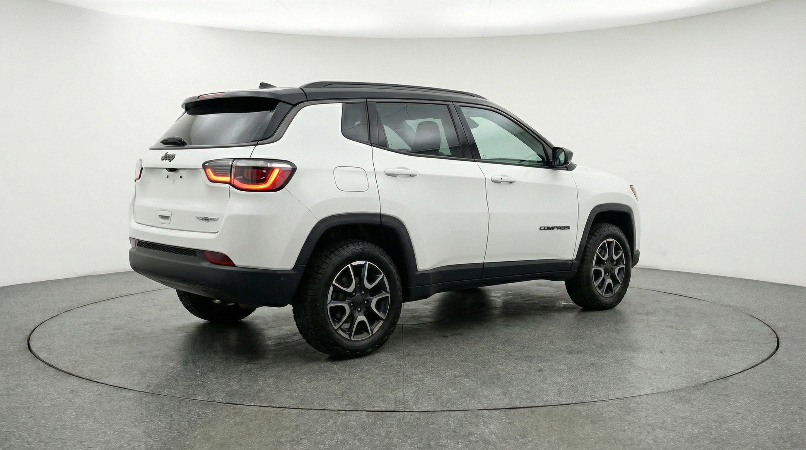 Used 2025 Jeep Compass Trailhawk AWD/4WD image 9
