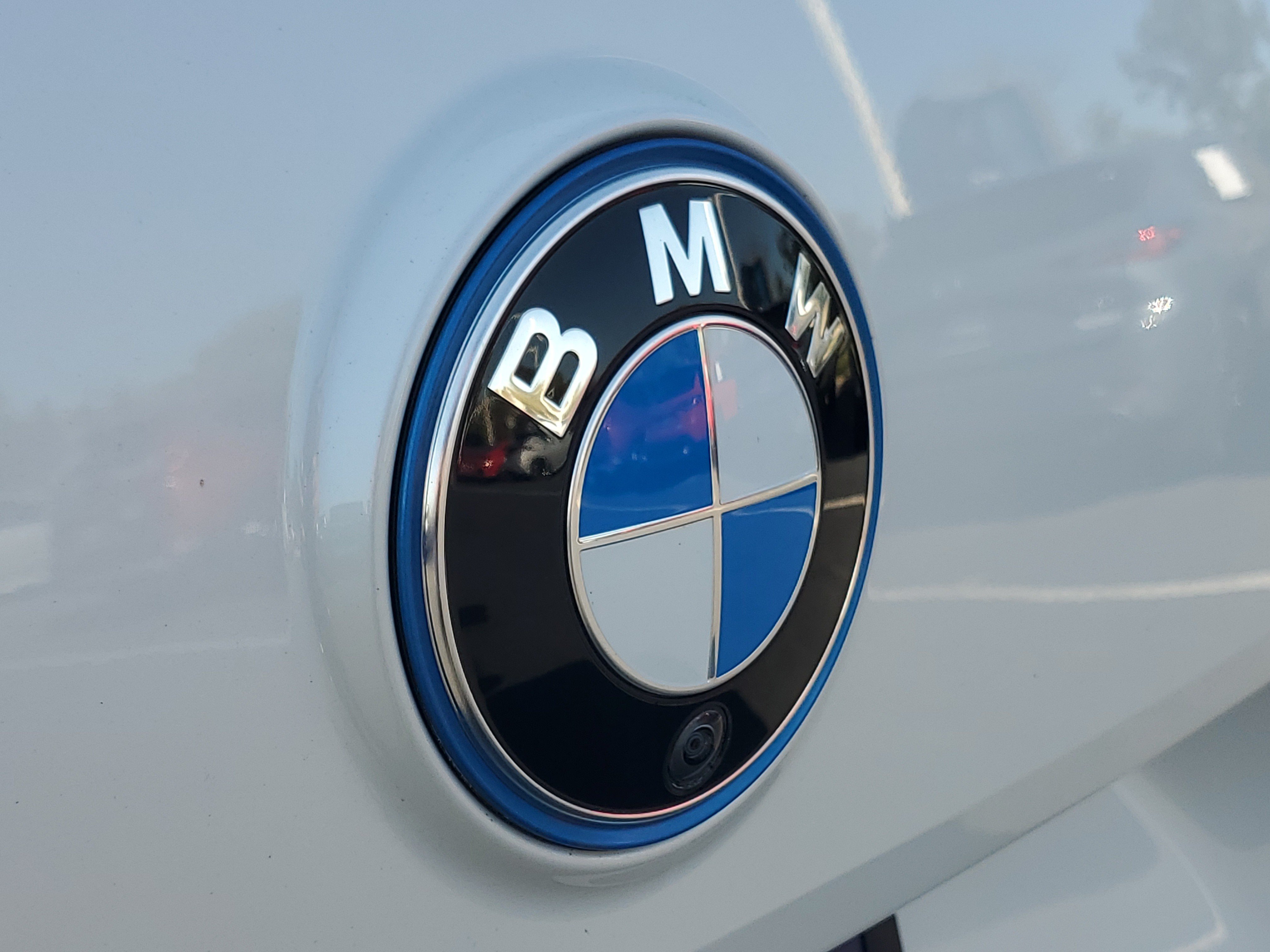 Used 2022 BMW iX xDrive50 w/ Premium Package AWD/4WD image 7
