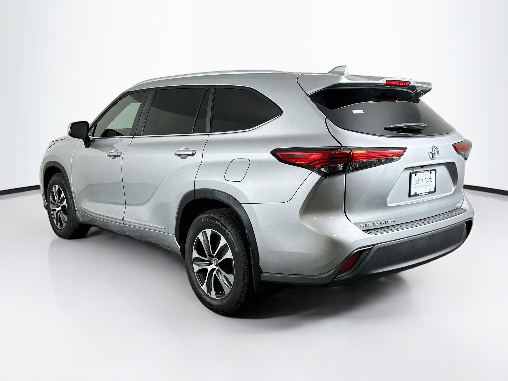 Used 2023 Toyota Highlander XLE FWD image 5
