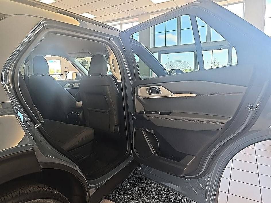 Used 2025 Ford Explorer Active AWD/4WD image 35