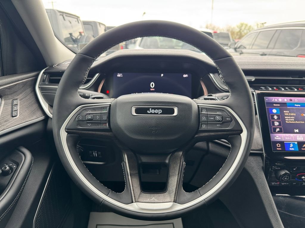 Used 2023 Jeep Grand Cherokee Limited w/ Black Appearance Package image 15
