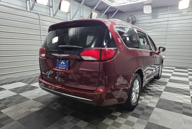 Used 2017 Chrysler Pacifica Touring-L FWD image 6