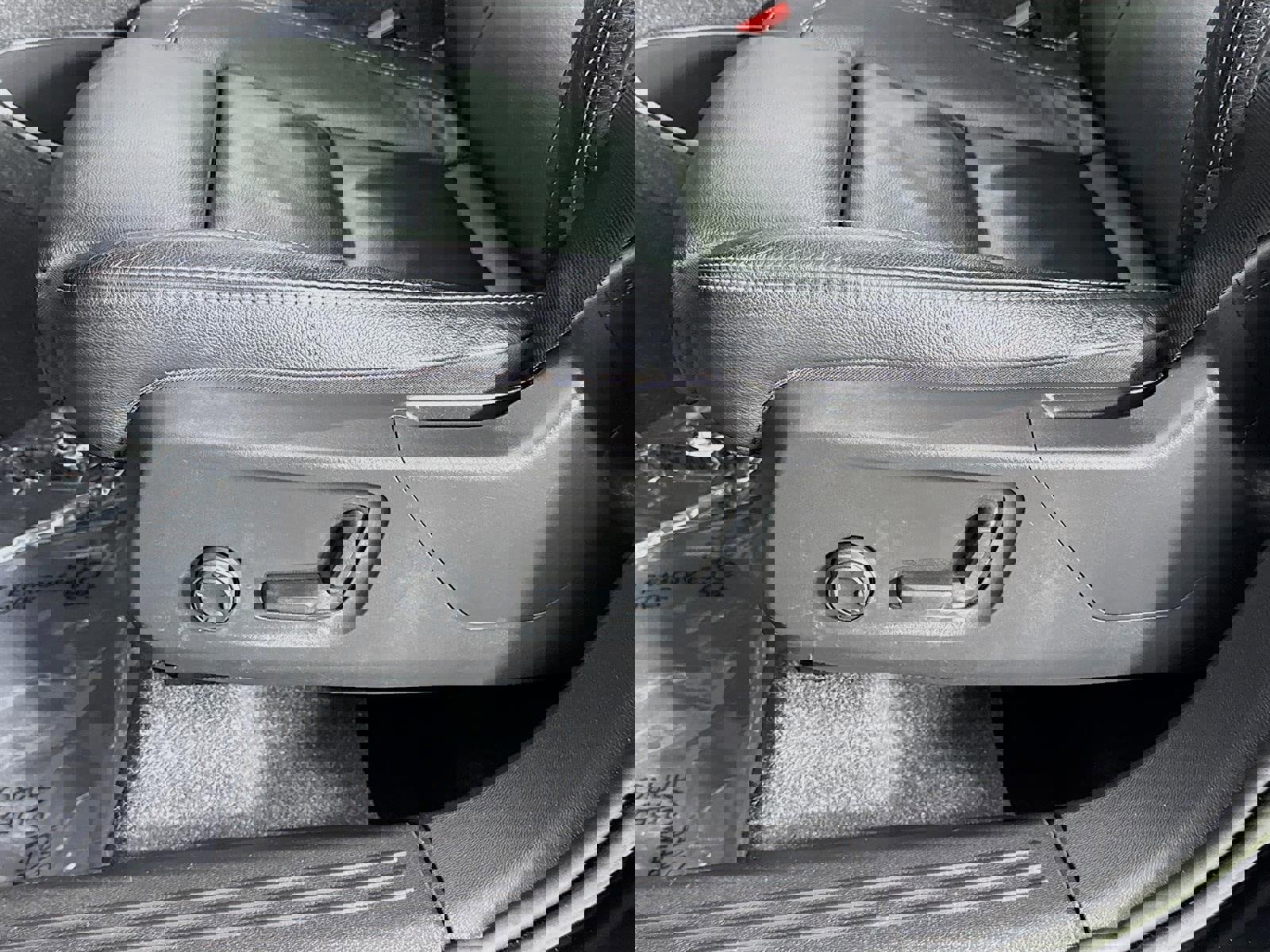 Used 2023 Volvo XC40 B4 Ultimate image 23