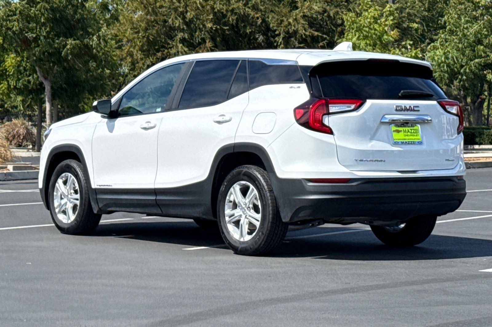 Used 2024 GMC Terrain SLE AWD/4WD image 3