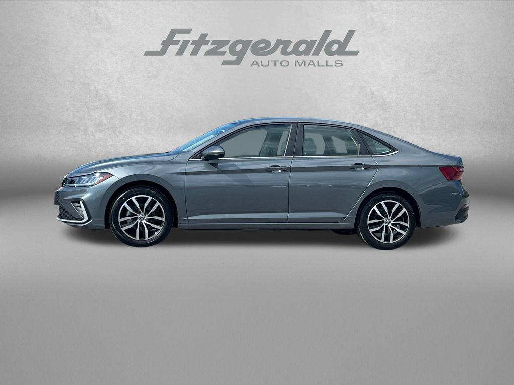 Used 2025 Volkswagen Jetta SE FWD image 5