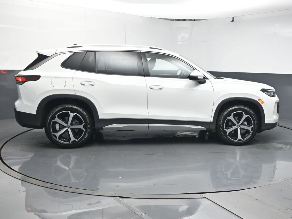 Used 2025 Volkswagen Tiguan SE image 8