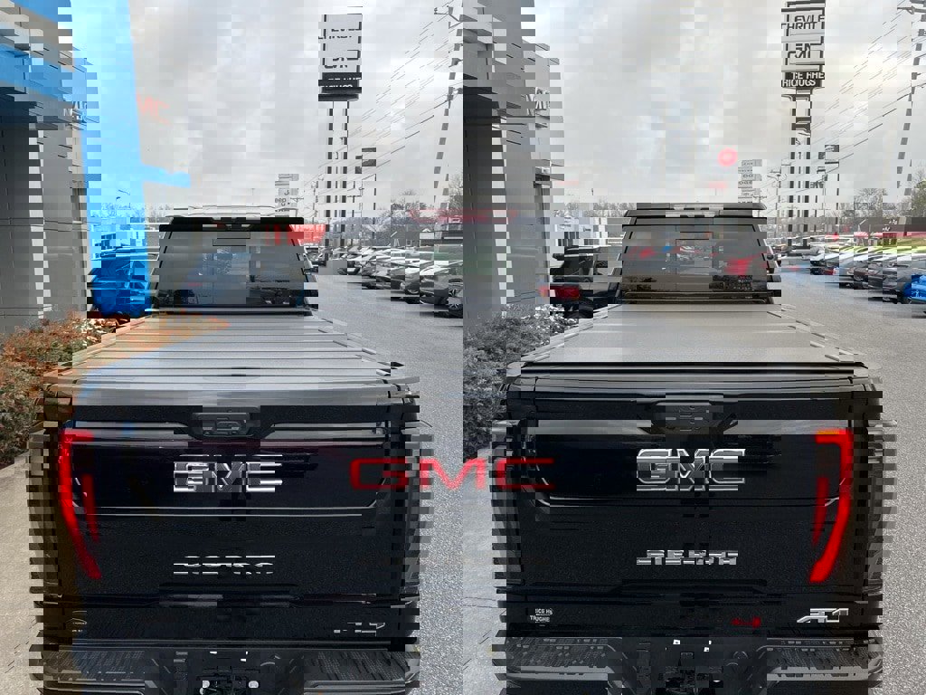 Used 2025 GMC Sierra 2500 AT4 image 8