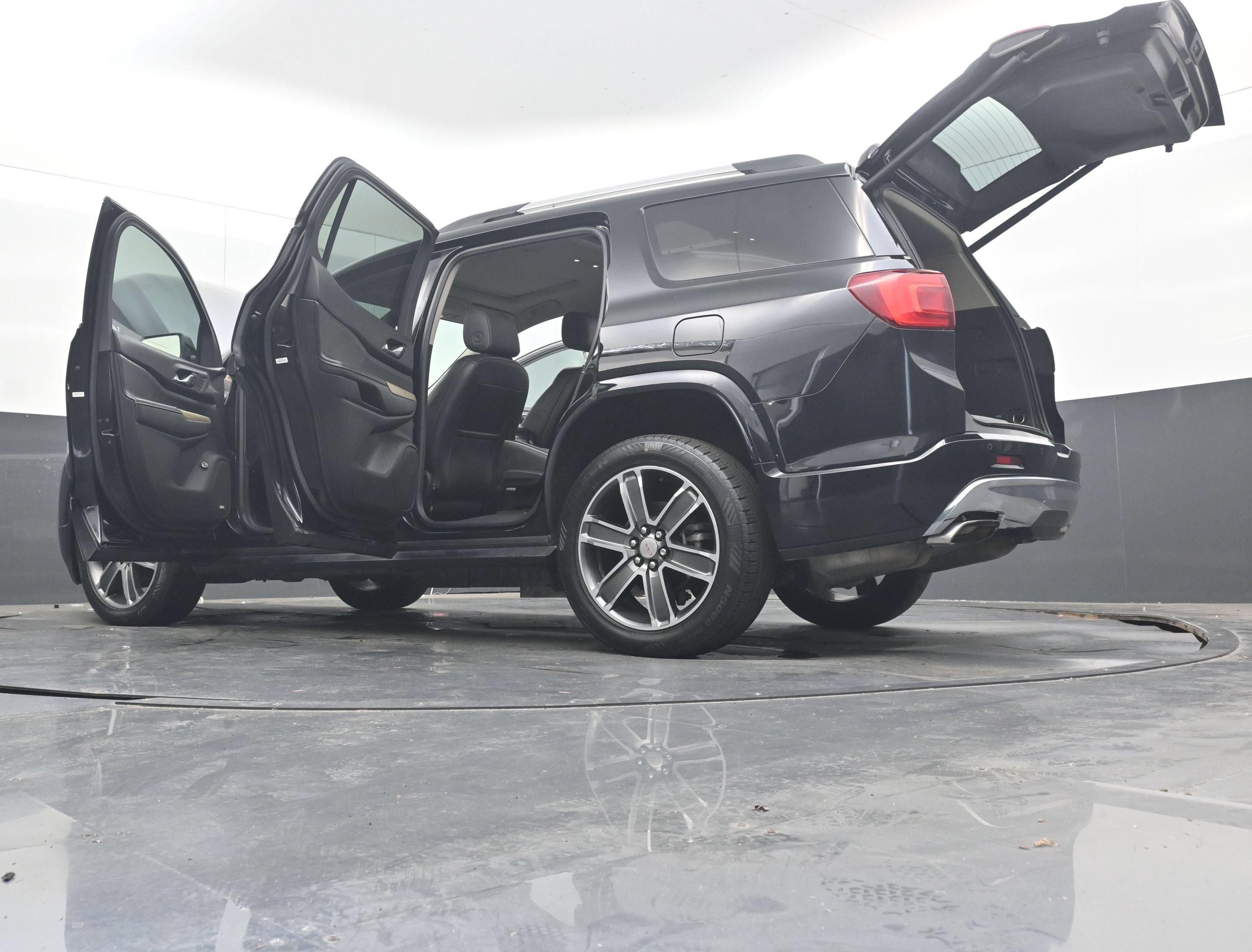 Used 2018 GMC Acadia Denali w/ Technology Package AWD/4WD image 40