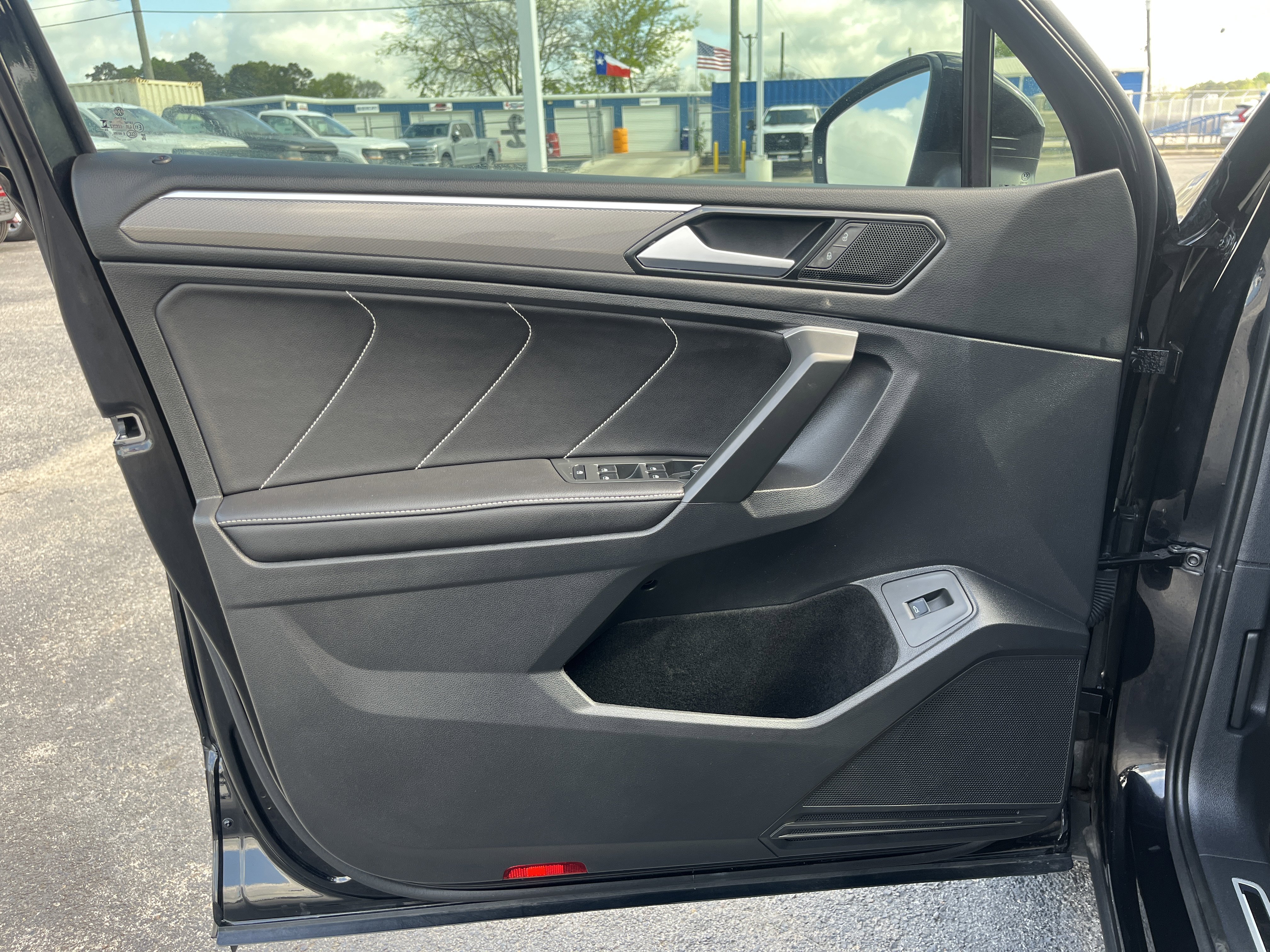 Used 2024 Volkswagen Tiguan SE R-Line image 12