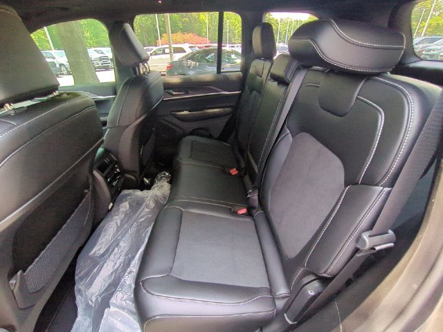 New 2026 Jeep Grand Cherokee Altitude RWD image 32