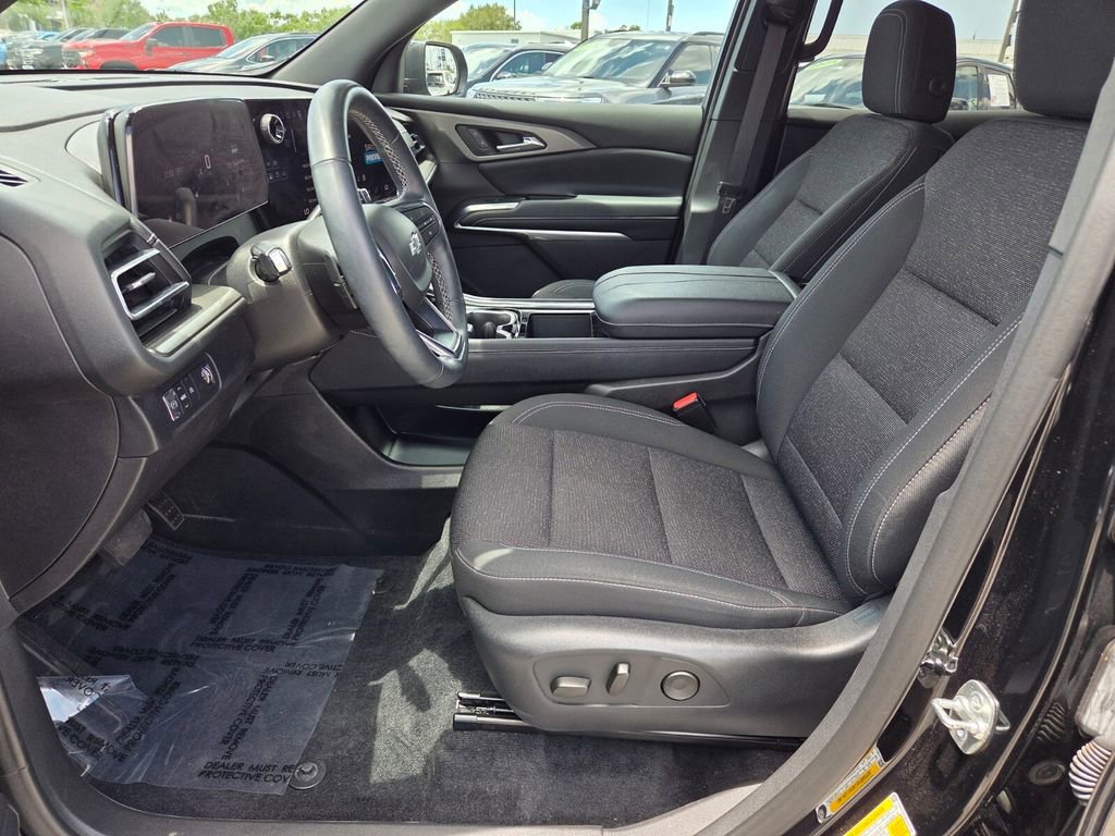 Used 2025 Chevrolet Traverse LT w/ Midnight/Sport Edition FWD image 4