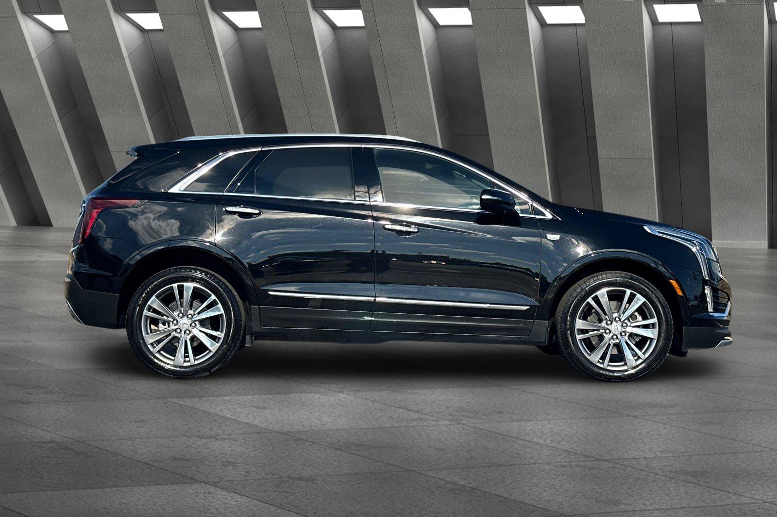 Certified 2025 Cadillac XT5 Premium Luxury image 3