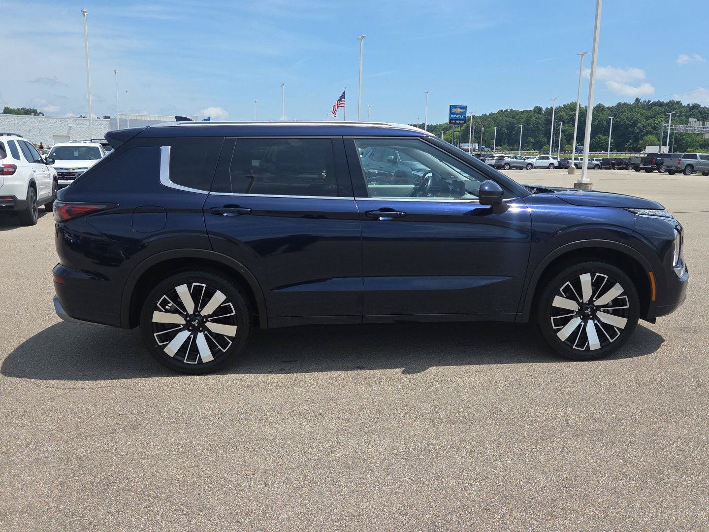 Used 2025 Mitsubishi Outlander AWD image 8