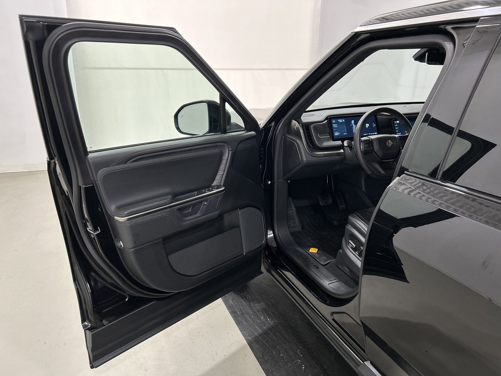 Used 2025 Rivian R1S Adventure image 16