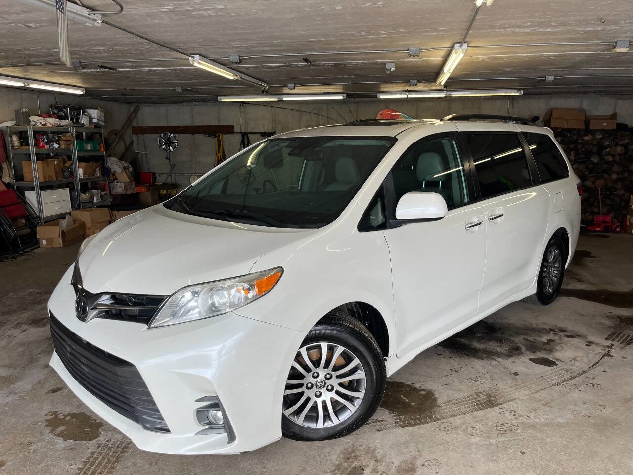 Used 2020 Toyota Sienna XLE image 1