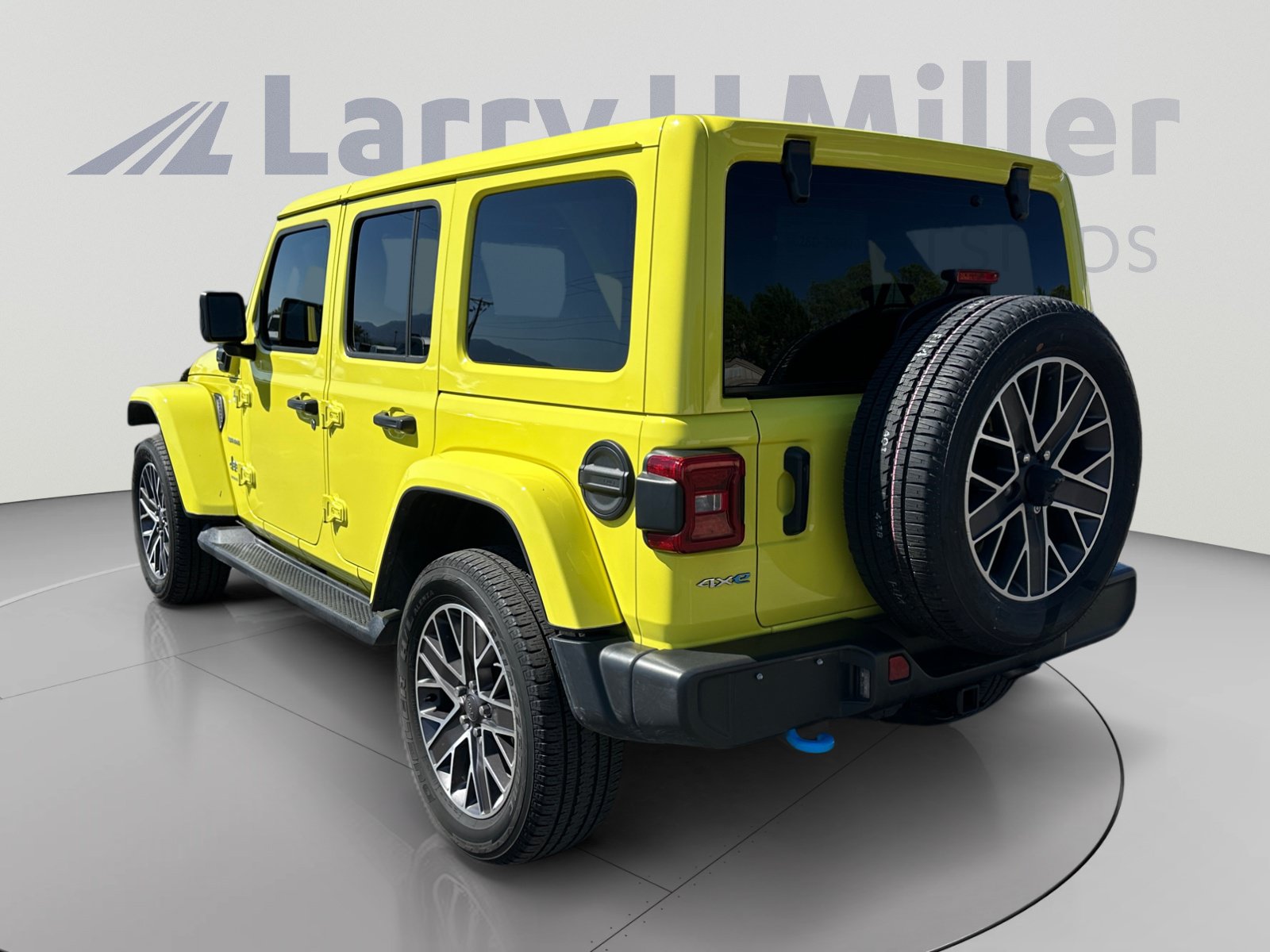 Used 2023 Jeep Wrangler Unlimited Sahara w/ Cold Weather Group AWD/4WD image 3