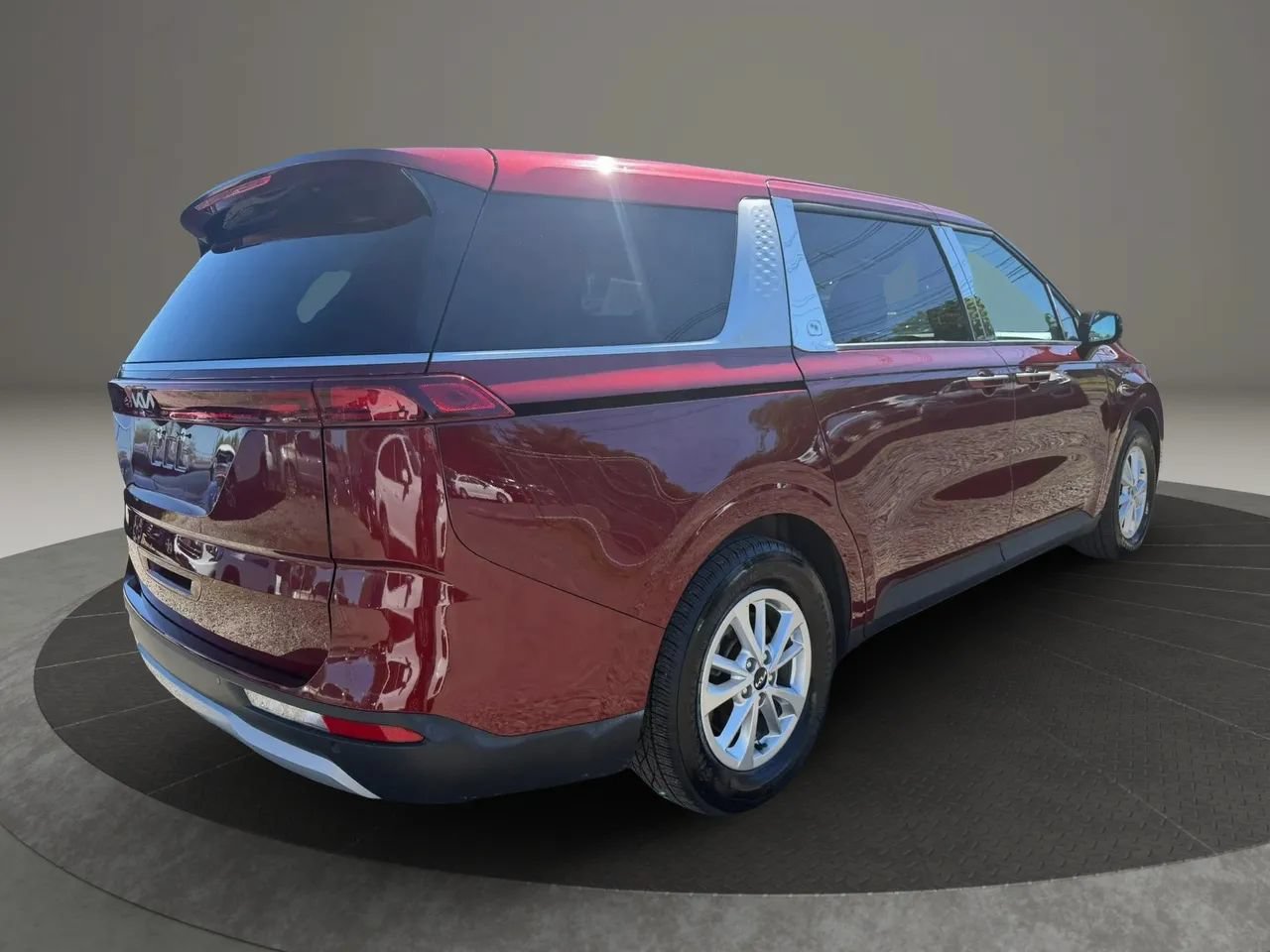 Used 2023 Kia Carnival LX FWD image 5