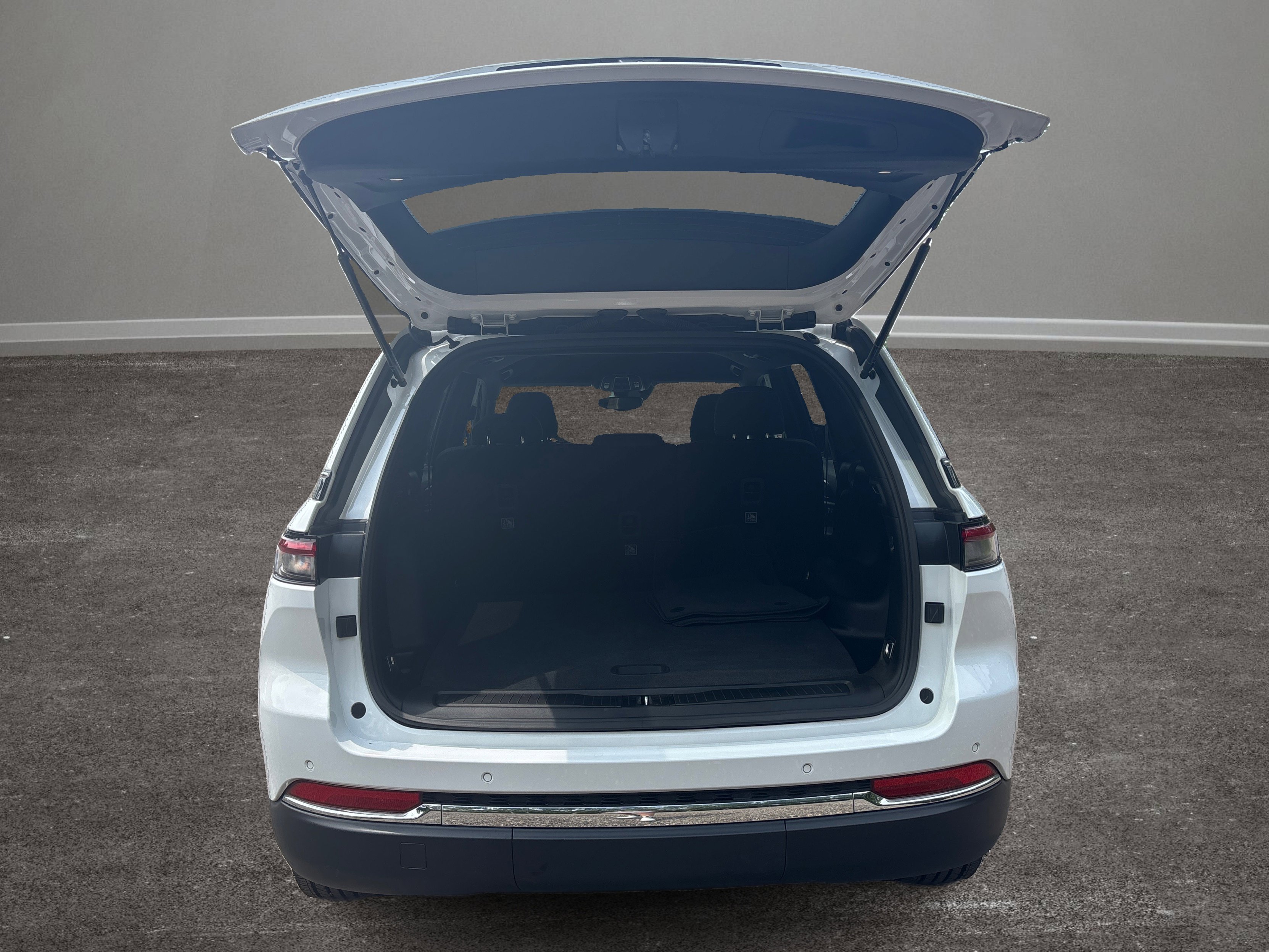 Used 2024 Jeep Grand Cherokee Laredo image 15