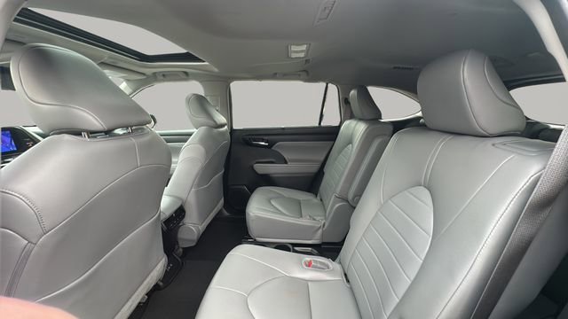 Used 2025 Toyota Highlander XLE FWD image 13