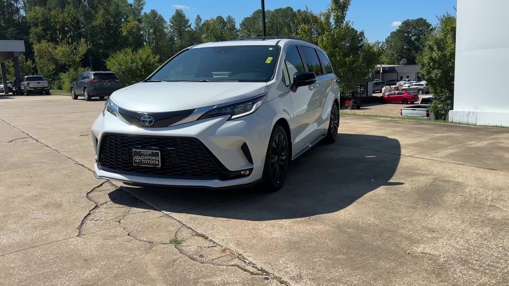 Used 2023 Toyota Sienna XSE FWD image 2