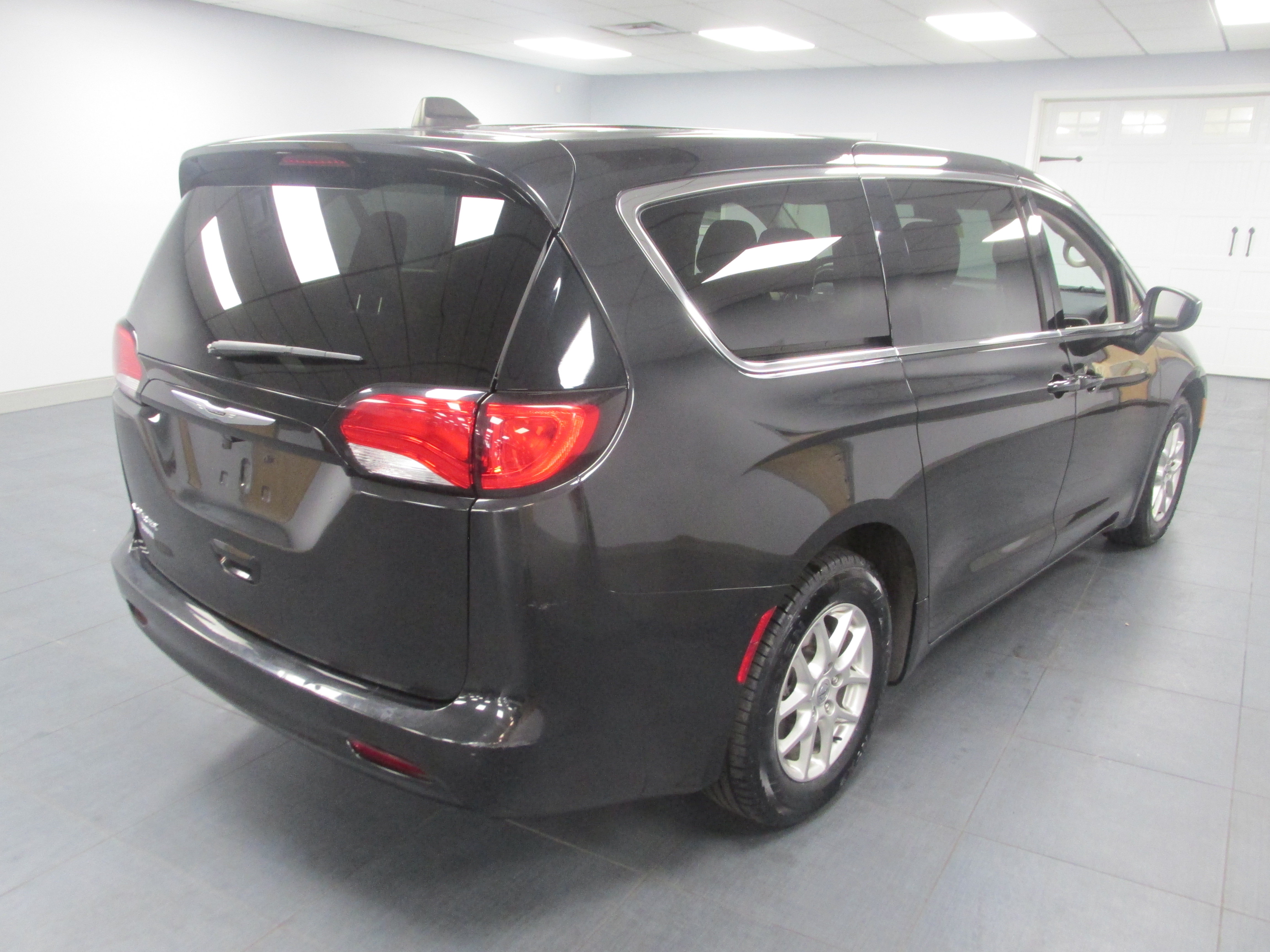 Used 2023 Chrysler Voyager LX FWD image 5