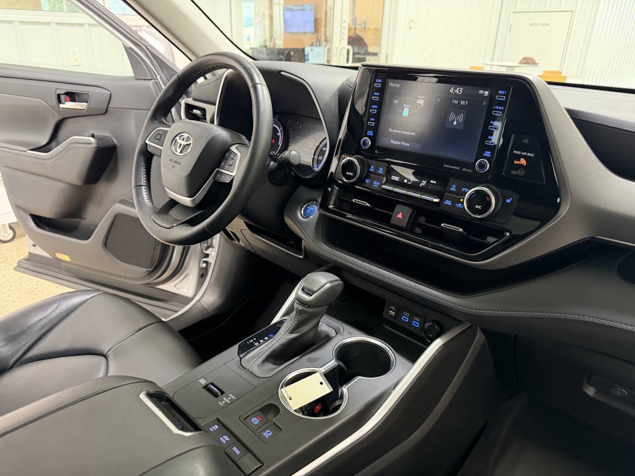 Used 2022 Toyota Highlander XLE AWD/4WD image 8