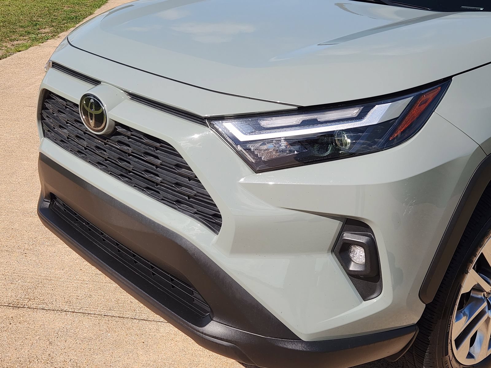 Used 2023 Toyota RAV4 XLE Premium FWD image 10