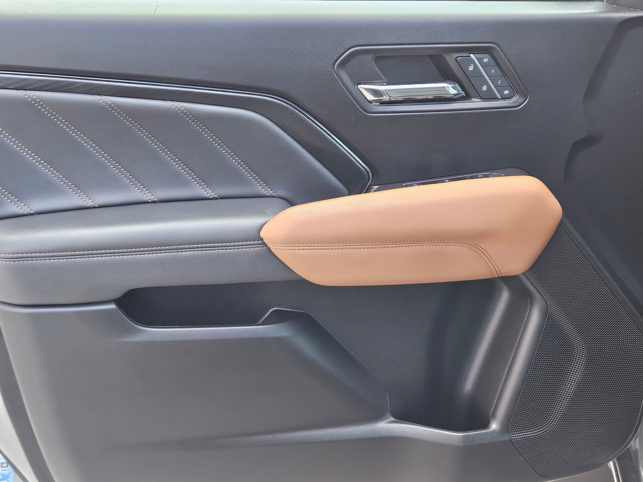 Used 2024 GMC Canyon AT4 w/ AT4 Premium Package image 17