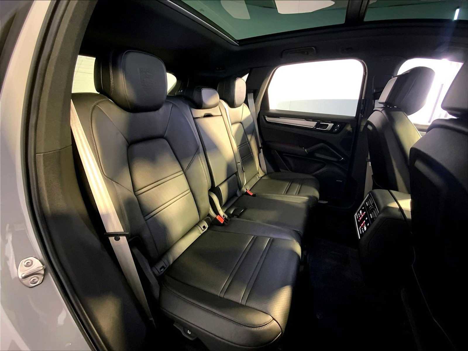 Certified 2022 Porsche Cayenne Platinum Edition image 45