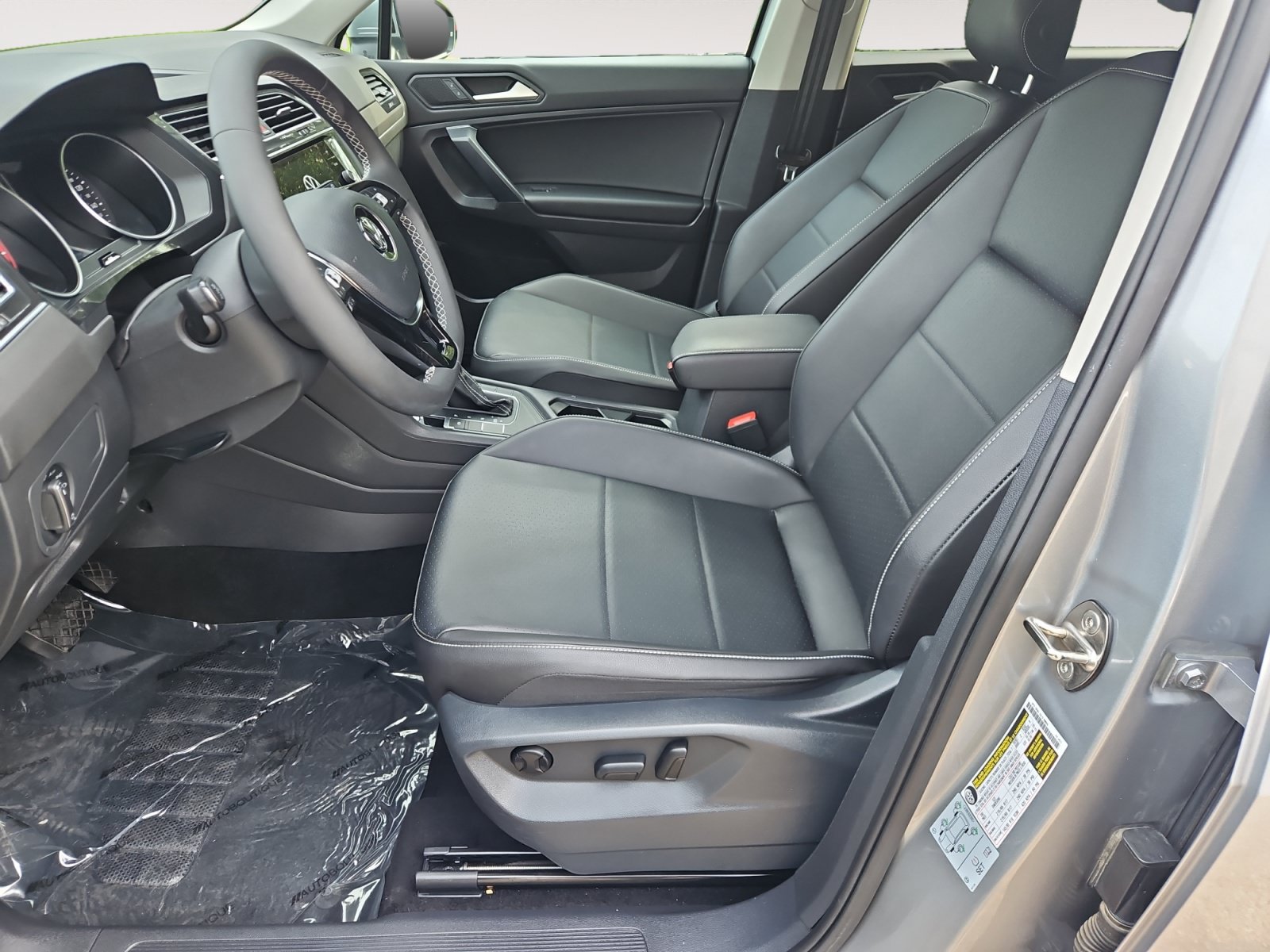 Used 2021 Volkswagen Tiguan SE FWD image 9