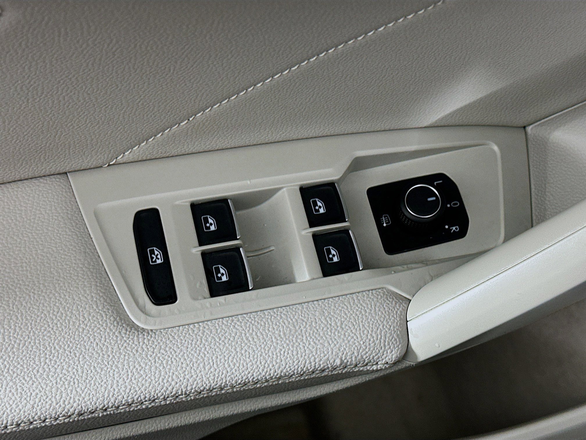 Used 2022 Volkswagen Tiguan SE image 15