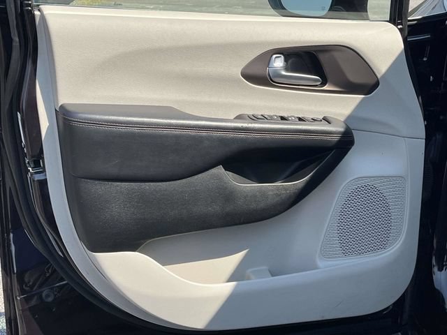 Used 2018 Chrysler Pacifica Touring-L FWD image 14