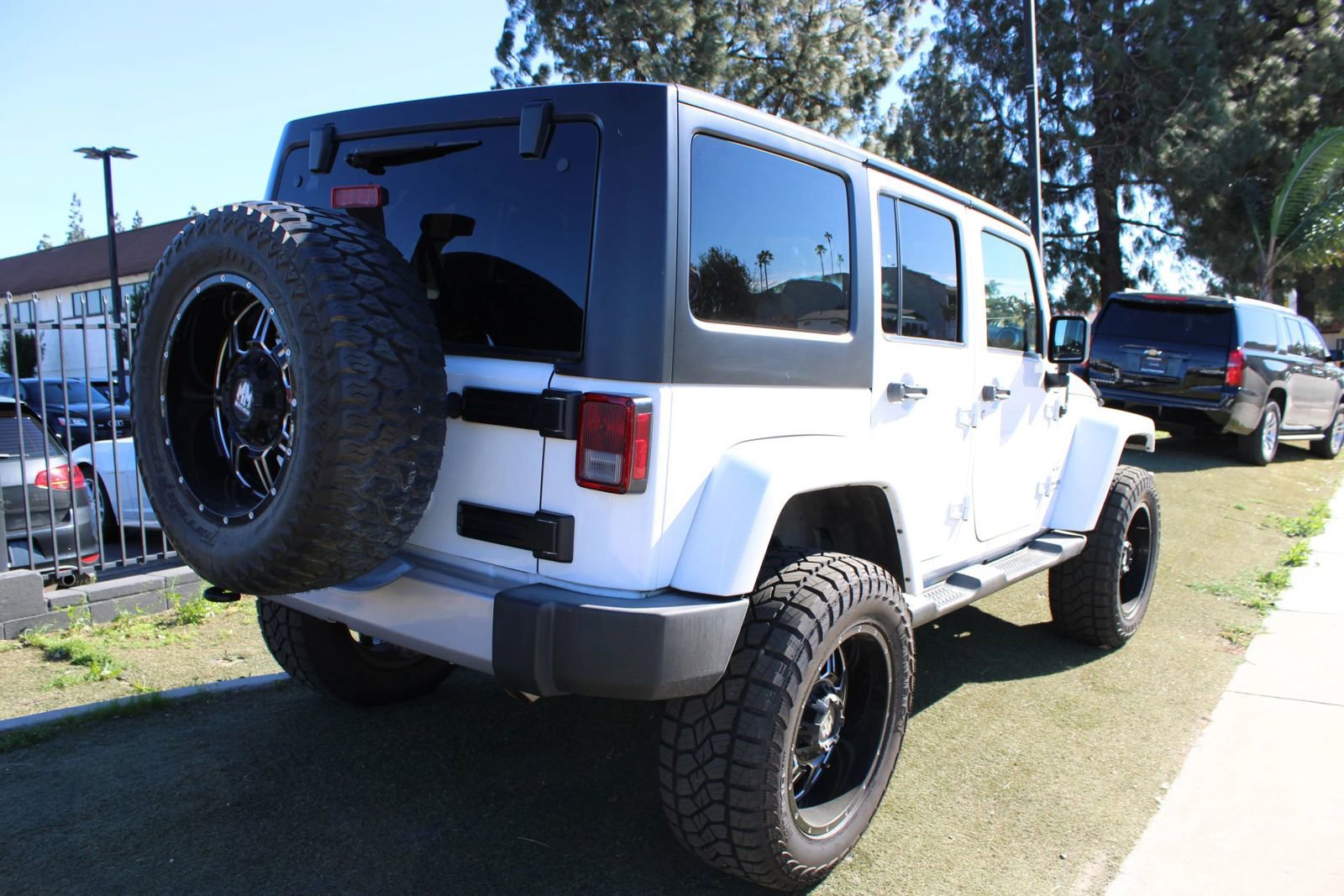 Used 2018 Jeep Wrangler Unlimited Sahara w/ Connectivity Group image 42