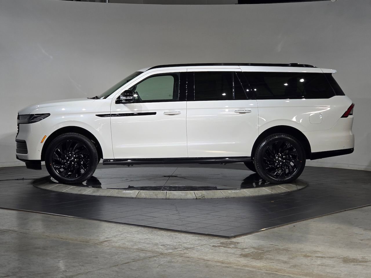 New 2025 Lincoln Navigator L Reserve w/ Jet Appearance Package image 5