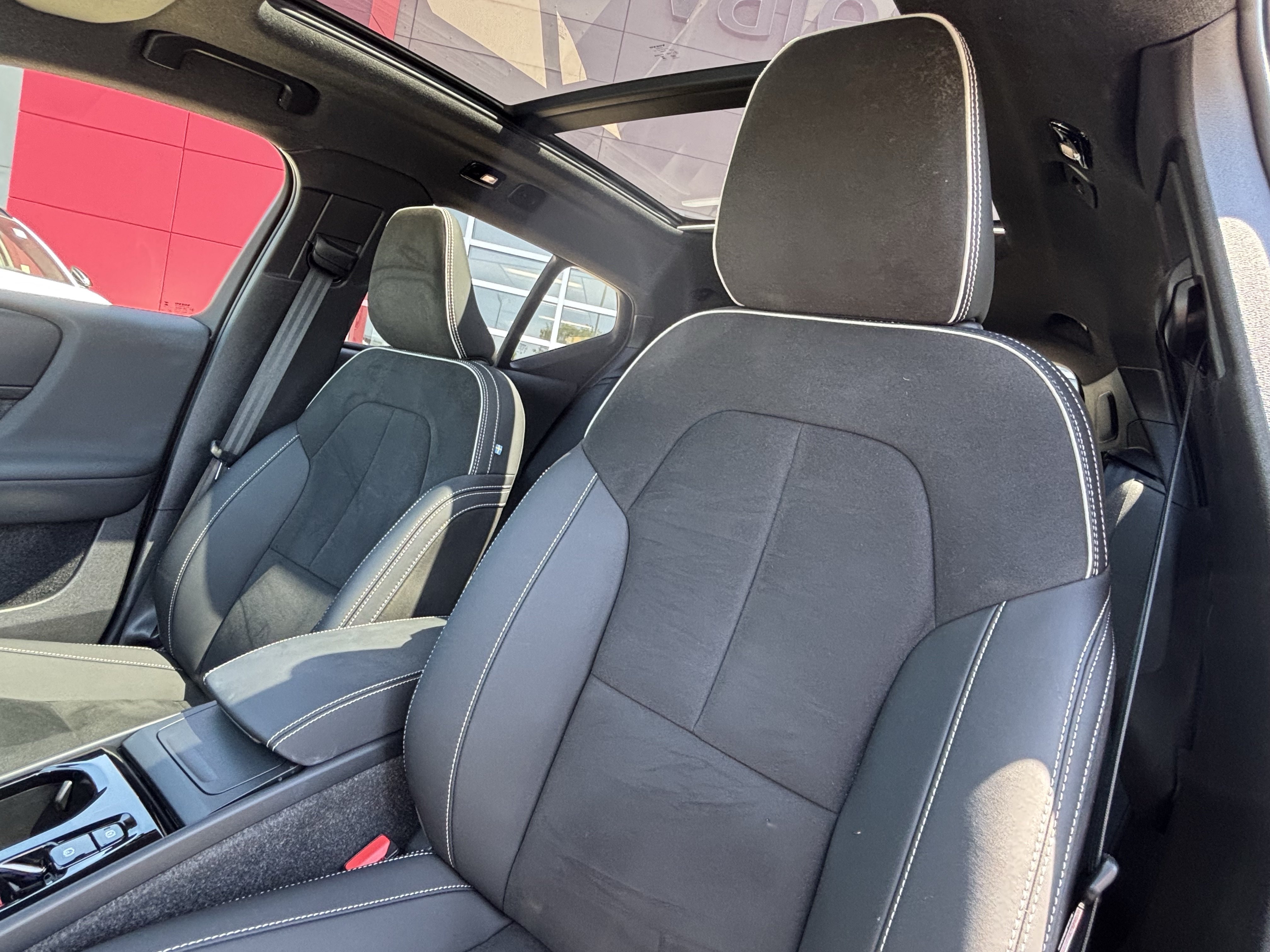 Used 2025 Volvo XC40 B5 Plus AWD/4WD image 25