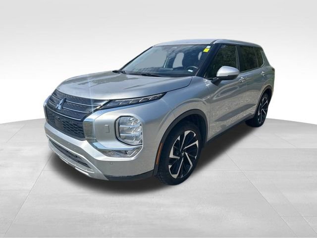 Used 2024 Mitsubishi Outlander SE image 3