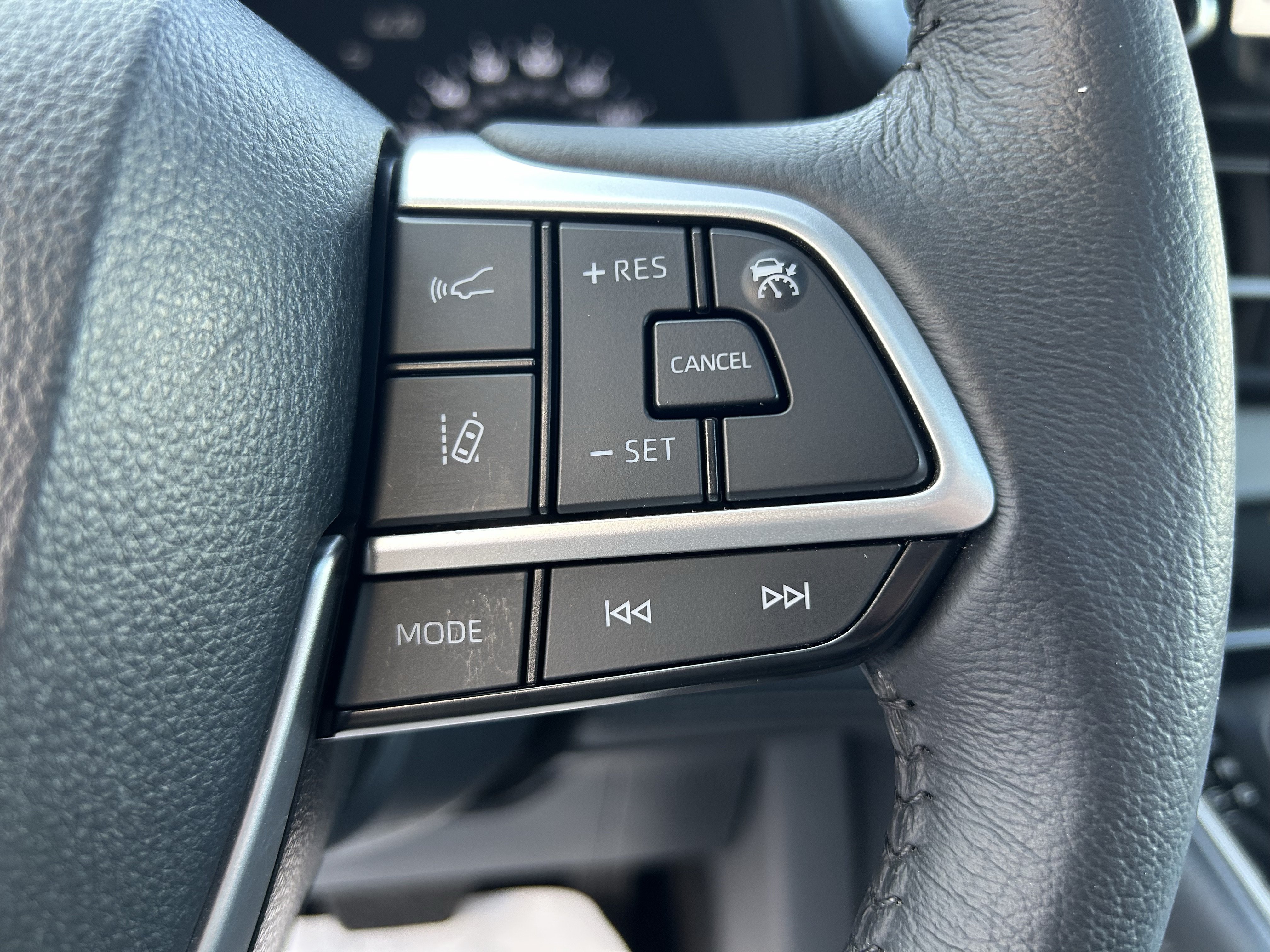 Certified 2025 Toyota Sienna XLE FWD image 28