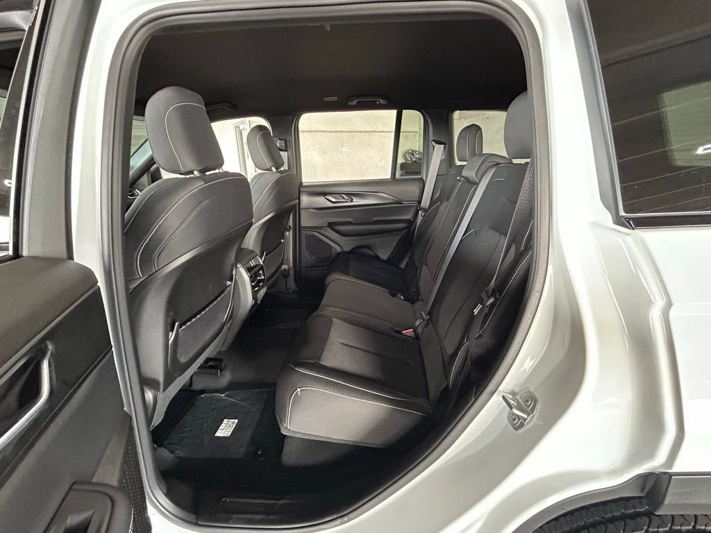 Used 2025 Jeep Grand Cherokee Laredo image 44