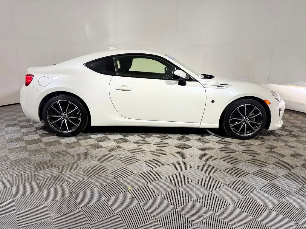 Used 2017 Toyota 86 RWD image 8