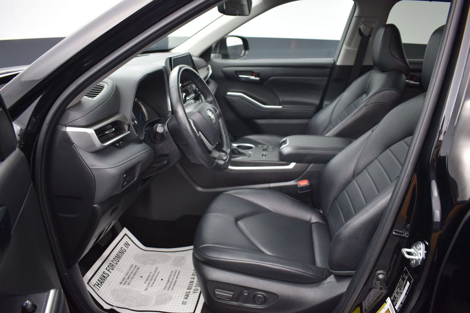 Used 2024 Toyota Highlander XLE AWD/4WD image 16