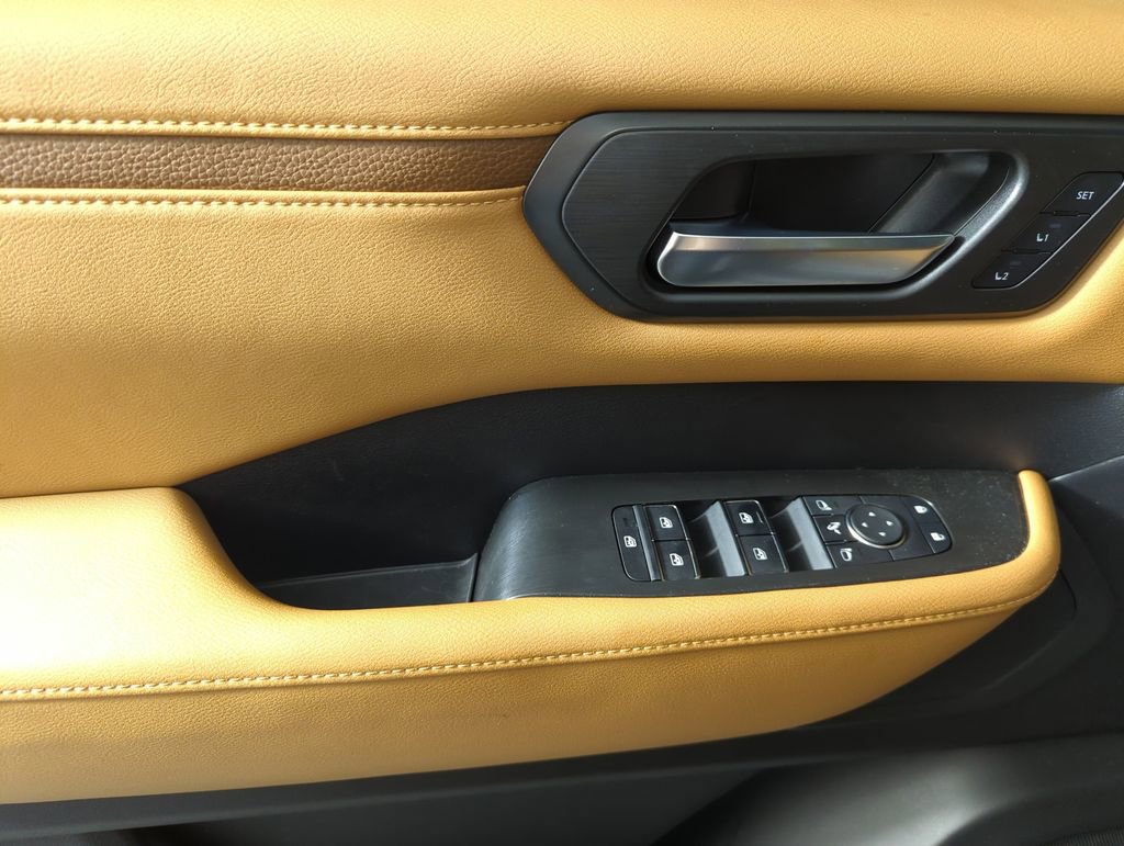 Used 2025 Nissan Armada SL w/ Captain's Chari Seat Package image 9