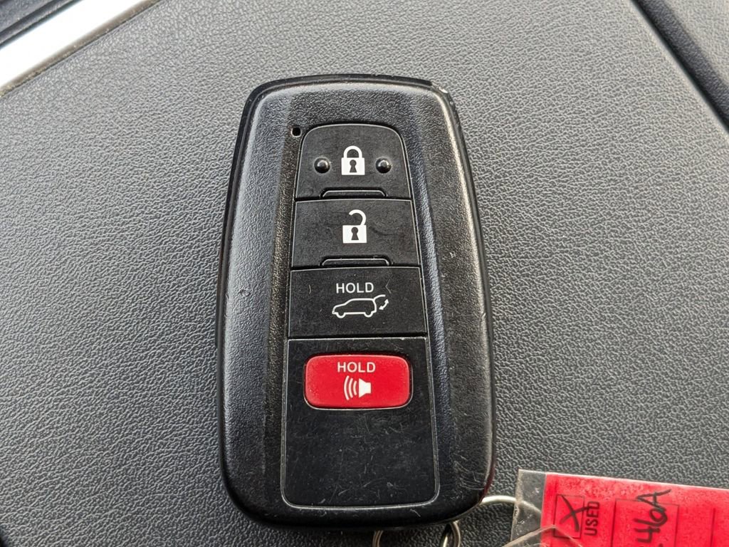 Used 2021 Toyota Highlander XLE FWD image 29