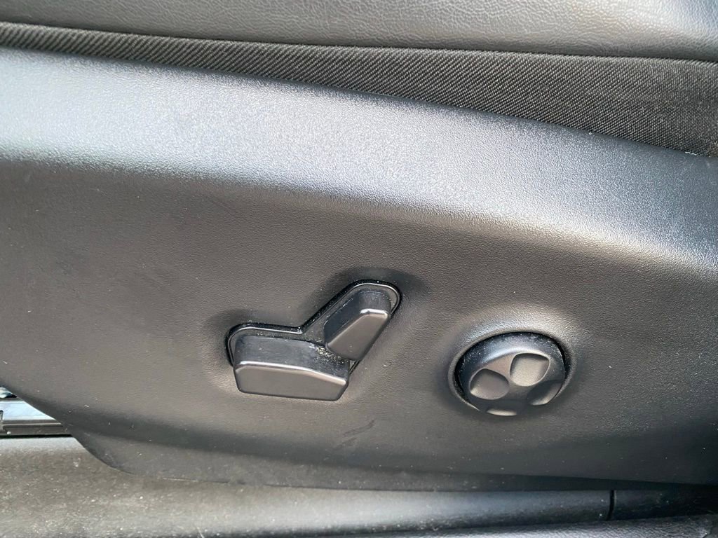 Used 2025 Chrysler Pacifica Limited image 15