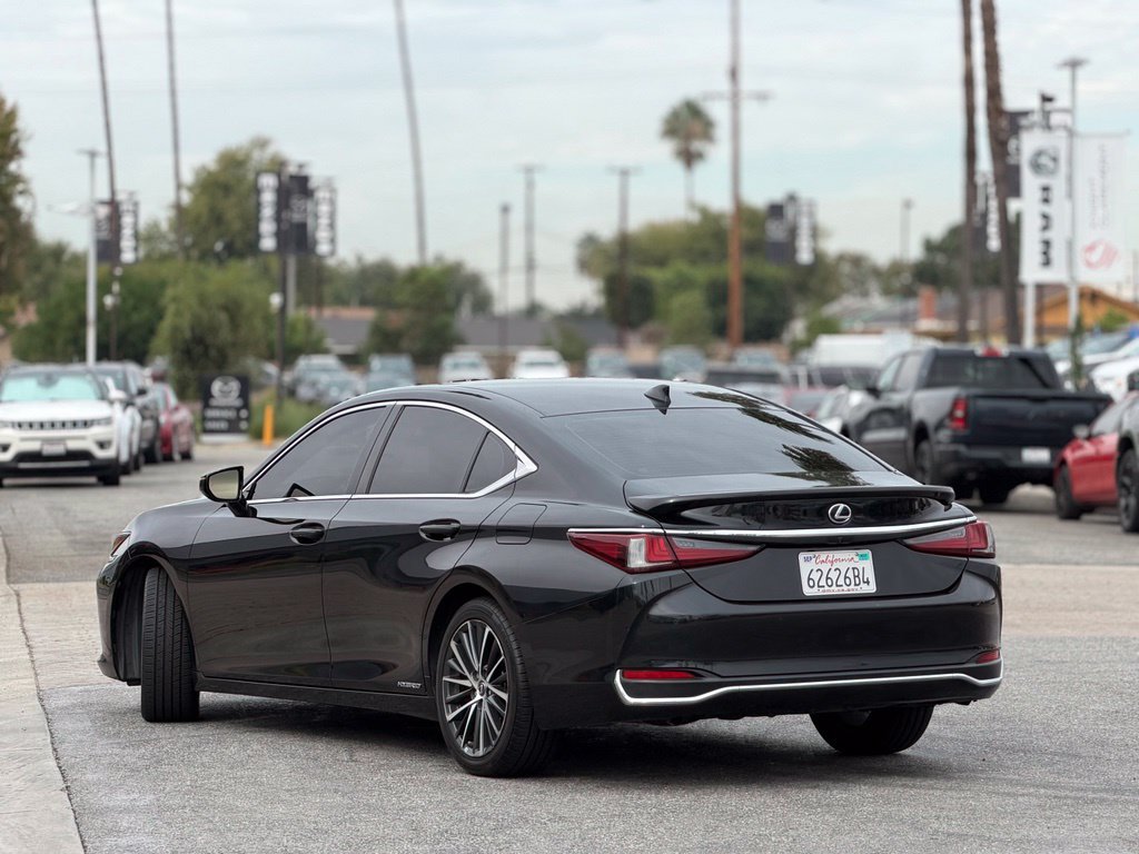 Used 2022 Lexus ES 300h w/ Premium Package FWD image 2