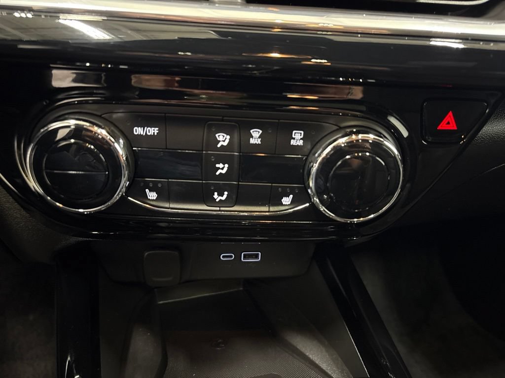 Used 2024 Chevrolet Trax RS w/ Sunroof Package FWD image 20