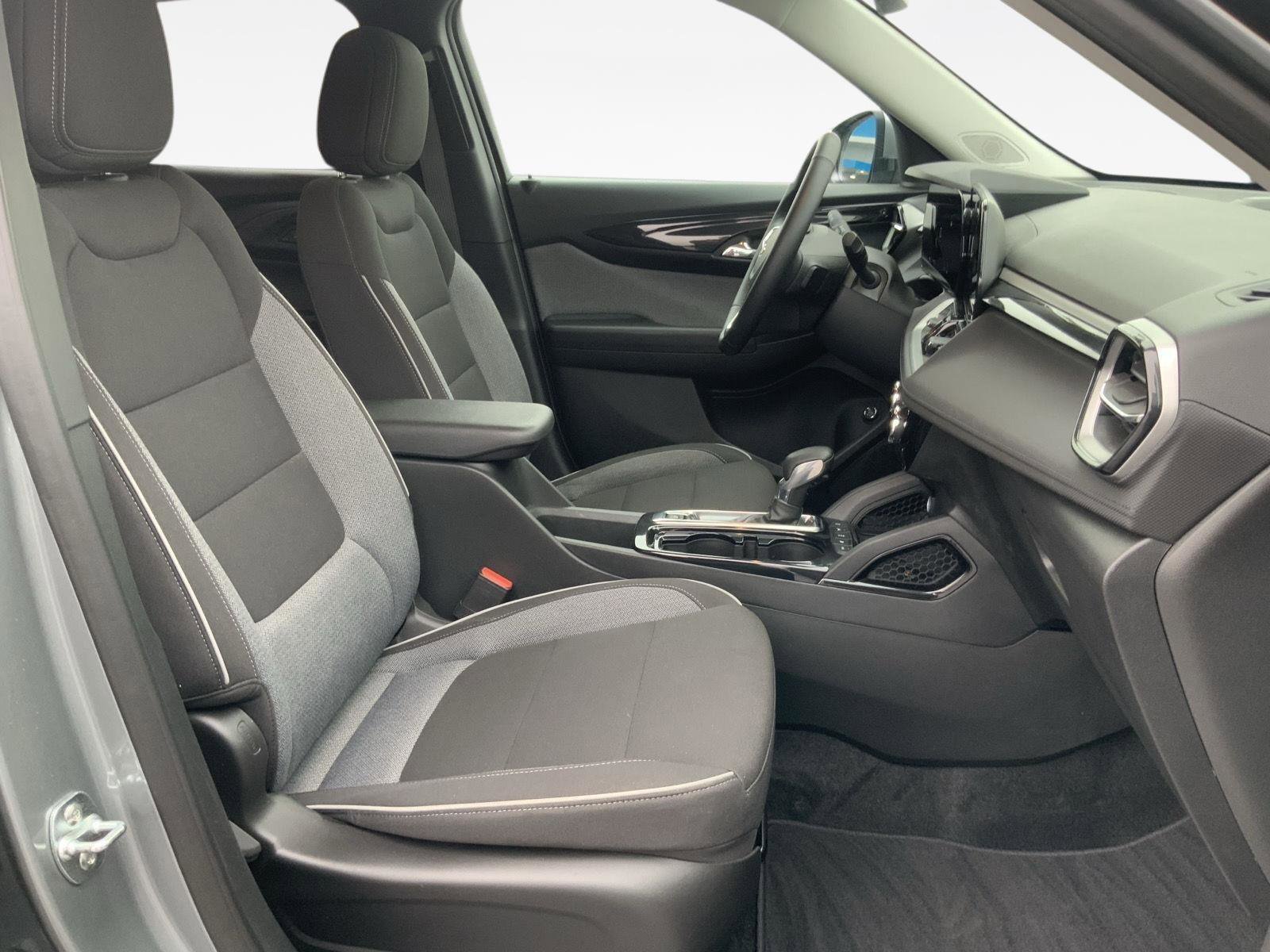 Used 2025 Chevrolet TrailBlazer LT w/ Convenience Package image 57