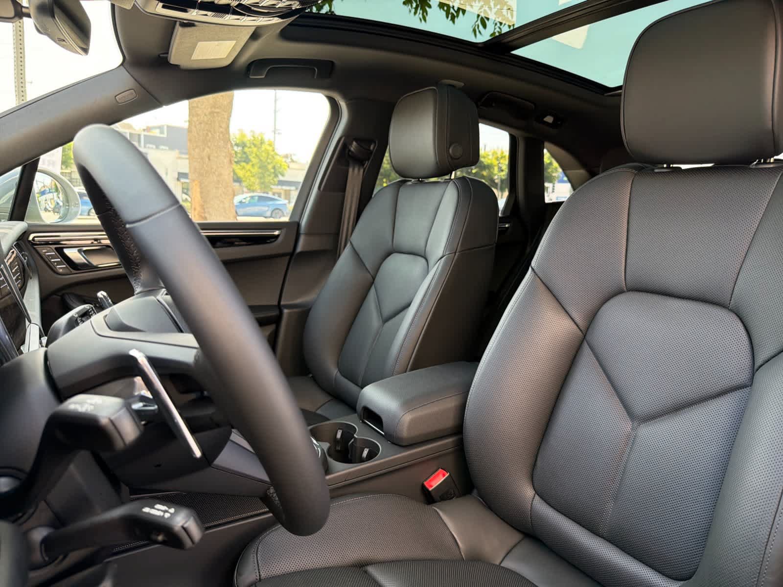 Certified 2025 Porsche Macan AWD/4WD image 5