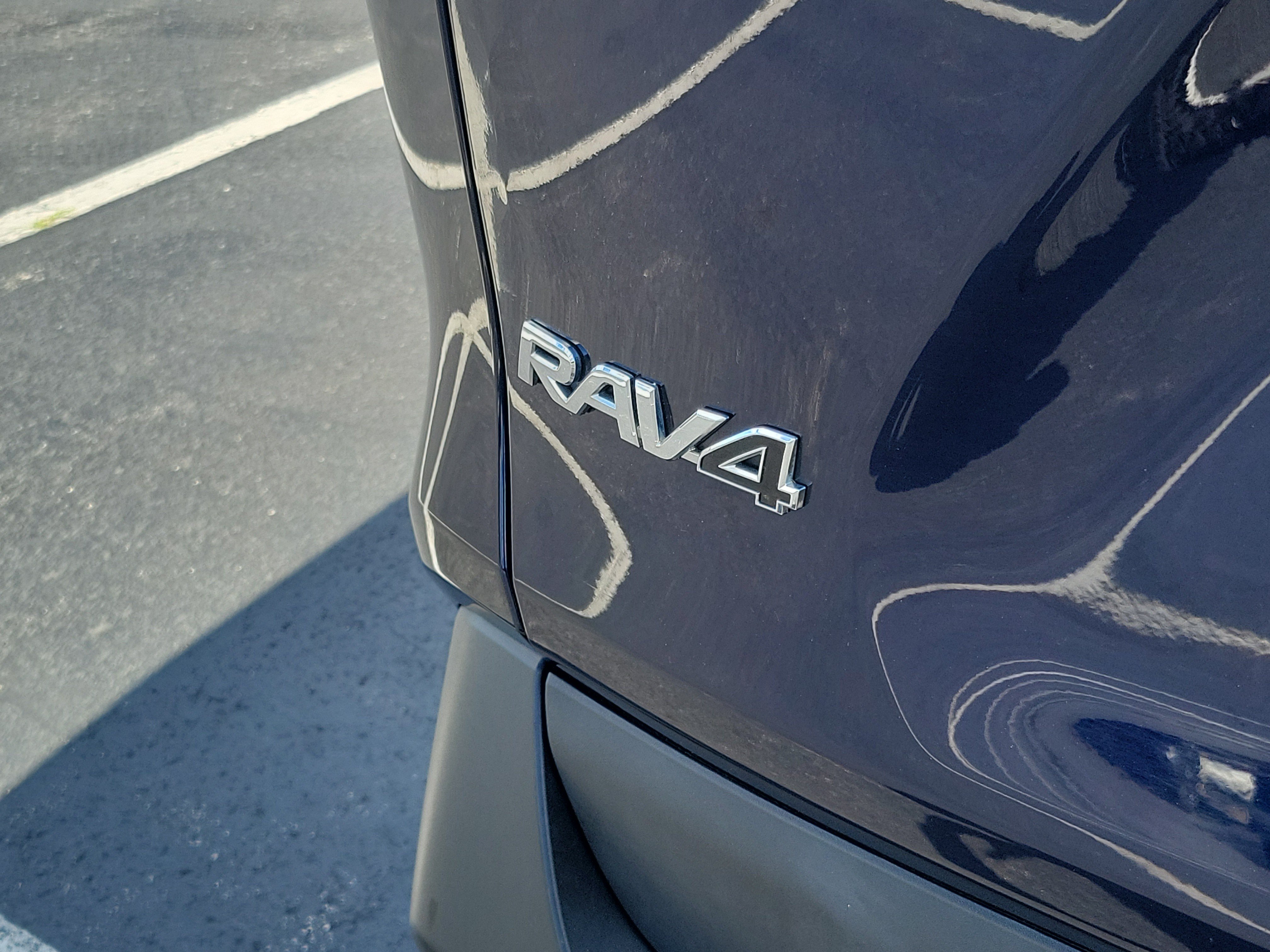 Used 2019 Toyota RAV4 XLE Premium w/ Cold Weather Package AWD/4WD image 9