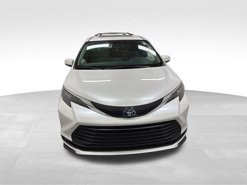 Used 2025 Toyota Sienna XLE AWD/4WD image 3